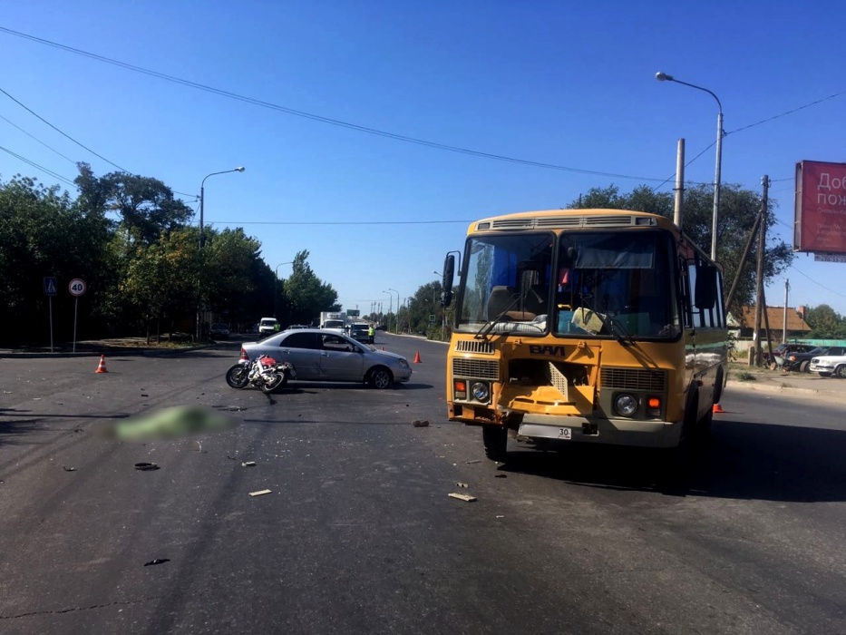 В Астрахани погиб мотоциклист, врезавшись в автобус
