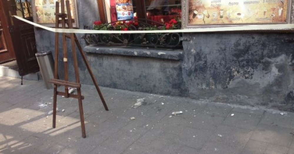 В Астраханской области на женщину упала штукатурка