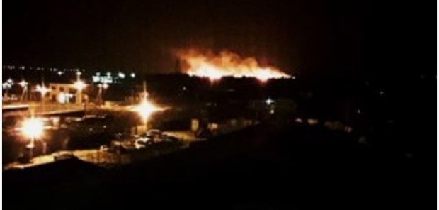 Астраханские спасатели отбивали от огня дачи и кладбище