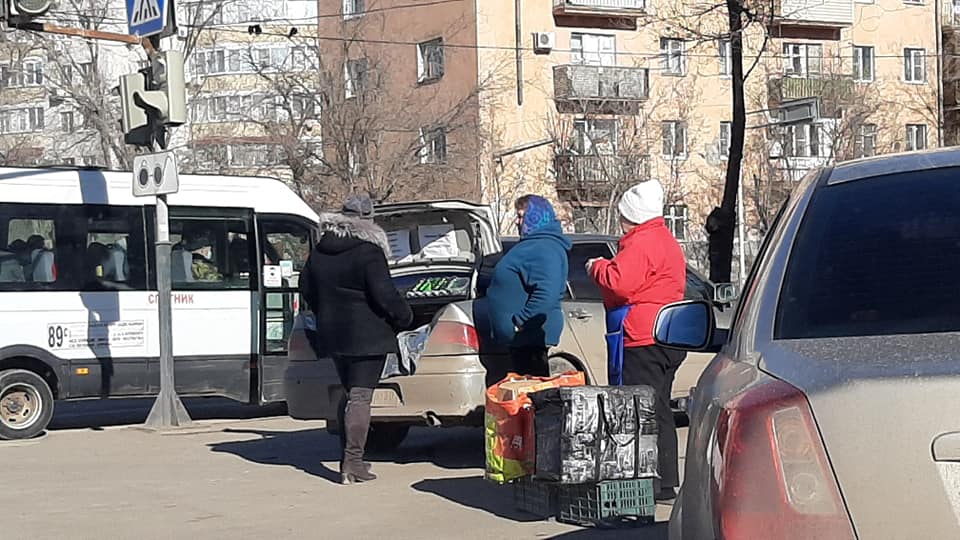 Астраханским школьникам и студентам продают пирожки, шаурму и энергетики с багажника авто