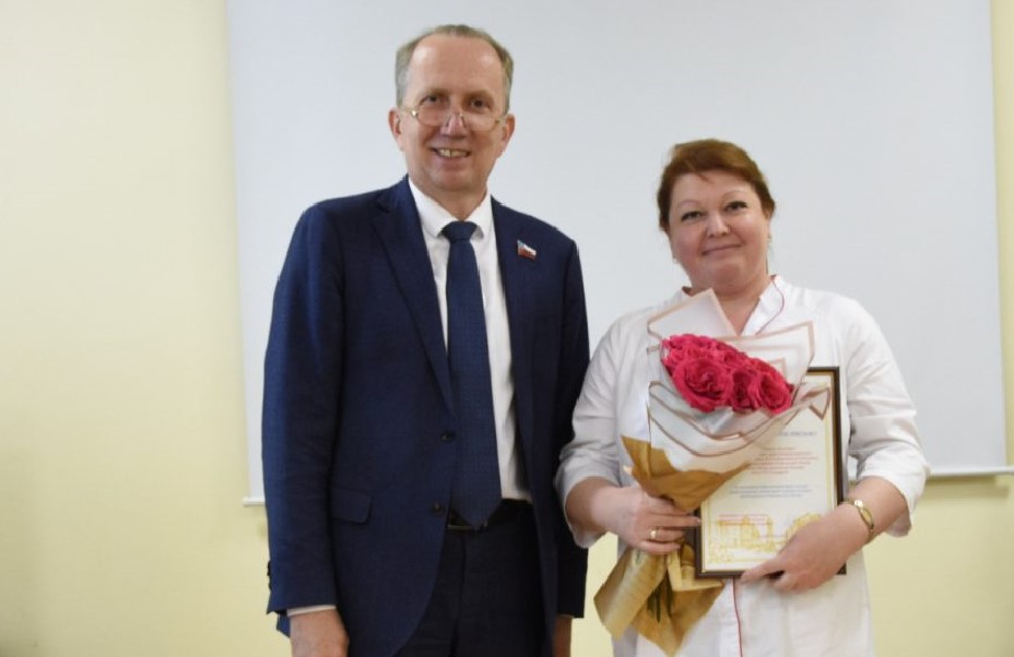 Председатель Гордумы Астрахани Игорь Седов провел День защиты детей в больнице