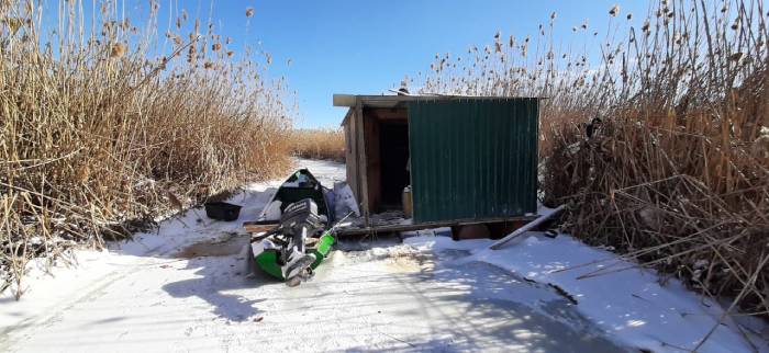 Сотрудники рыбного предприятия застряли во льдах под Астраханью