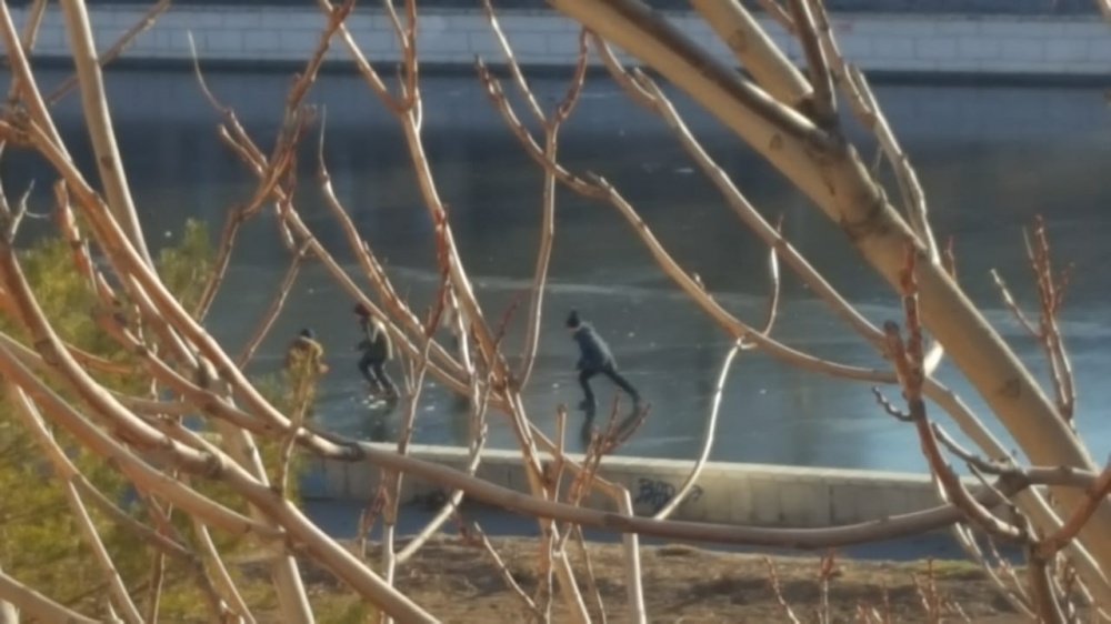 Фото дня: дети рискуют жизнью на тонком льду в центре Астрахани