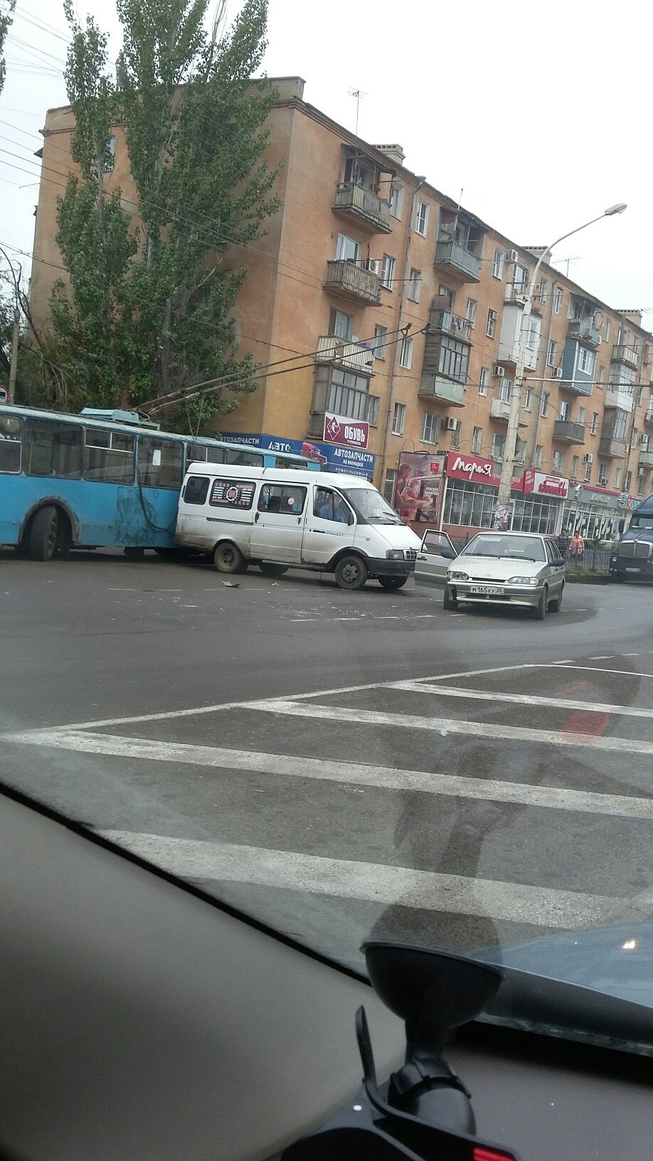 Фото дня: это не шутки - троллейбус и маршрутка