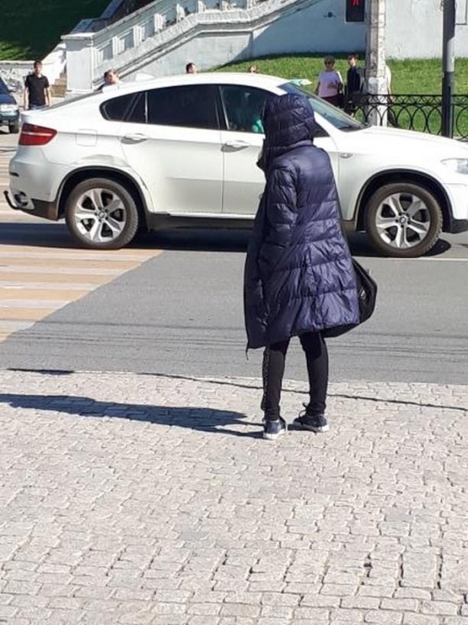 Астраханцы в +36 градусов жары гуляют в пуховике