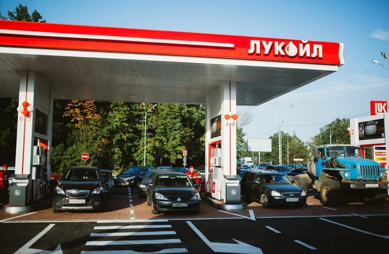 Цены на бензин на АЗС "Лукойл" в Астрахани бьют рекорды