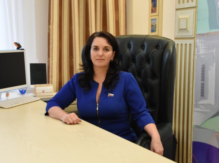 Алена Губанова улетела в Страсбург на средства не из городской казны