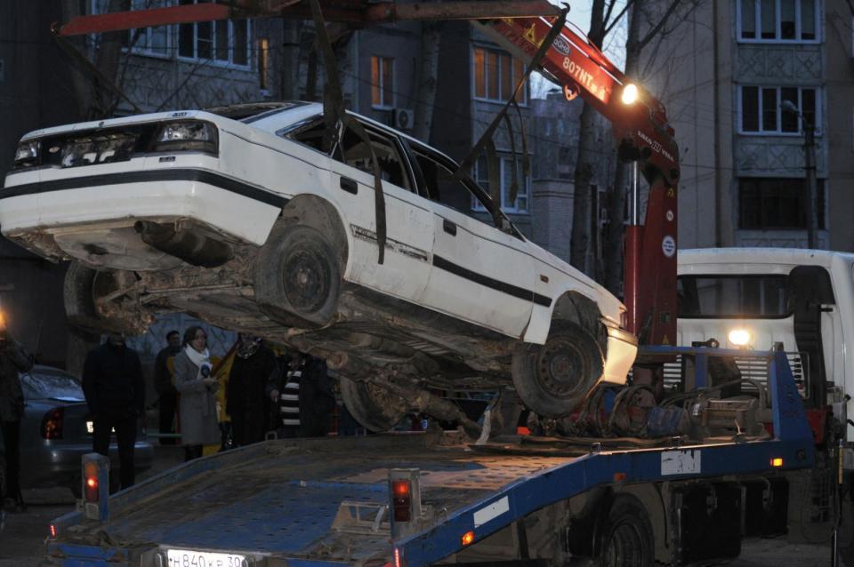 В Астрахани эвакуируют брошенные авто