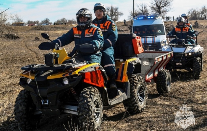 Со вторника астраханские силы МЧС спасают «затопленные» село и базу отдыха