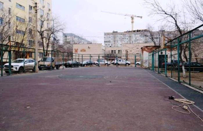 В Советском районе Астрахани приступили к обновлению многофункциональной спортплощадки