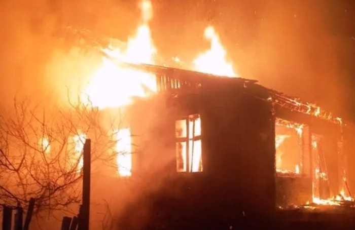 В Астрахани при ночном пожаре погибли женщина и ее 4-летний сын