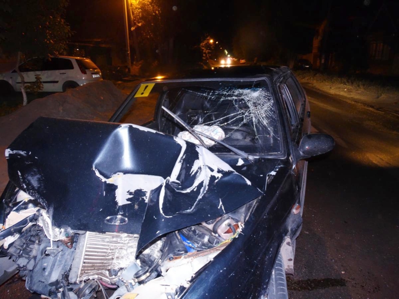 В Астрахани экскаватор протаранил автомобиль