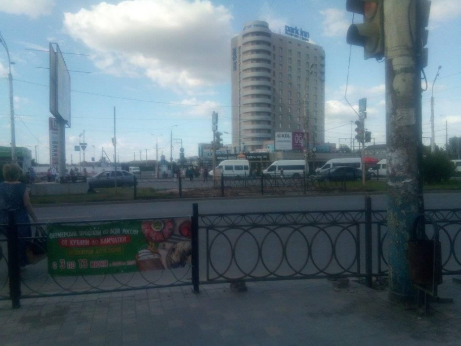 Пешеходный переход у ТРЦ "Ярмарка" в Астрахани внезапно исчез