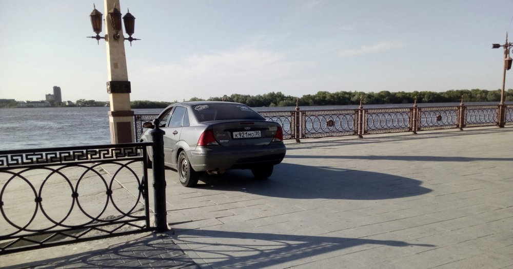 В Астрахани авто выехало на тротуар Набережной Волги