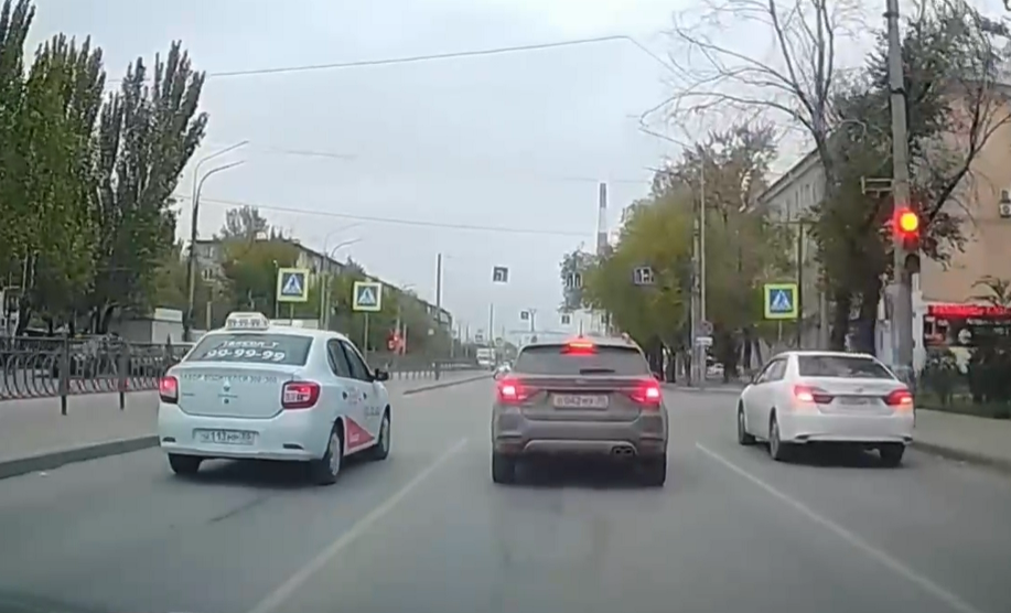 В Астрахани полиция вычислила водителя "Таксолета", который чуть не проехался по пешеходу: видео