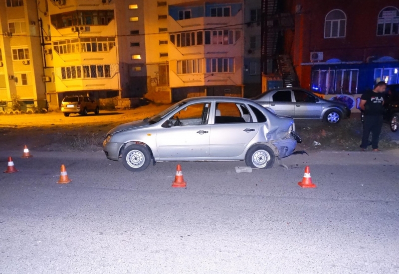 В Астрахани водитель, лишенный прав, врезался в стоящее авто и уехал
