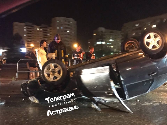 У "петровского дуба" в Астрахани перевернулась Приора 