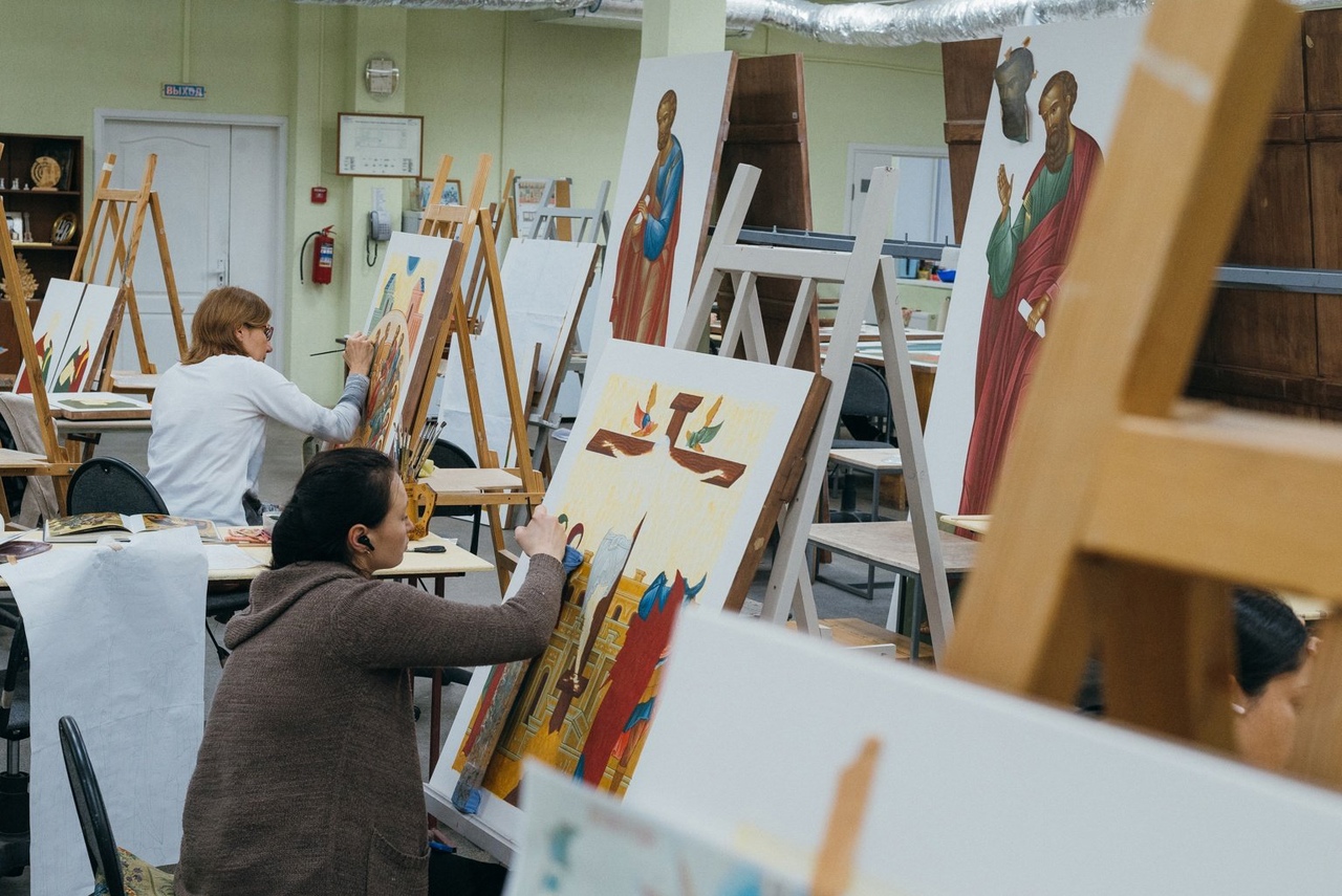 Художники из Палеха пишут иконостасы для двух соборов Астрахани