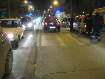 В центре Астрахани «семерка» сбила женщину с 8-летним сыном