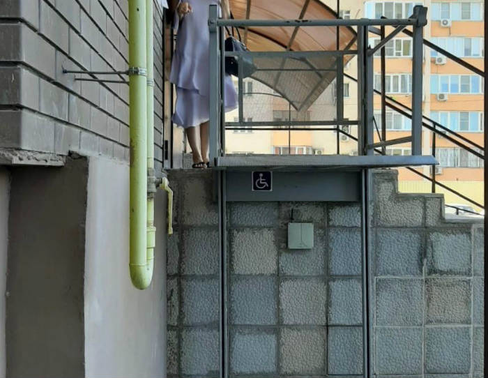 В Астрахани девочка сломала позвоночник, упав с крыльца многоэтажки