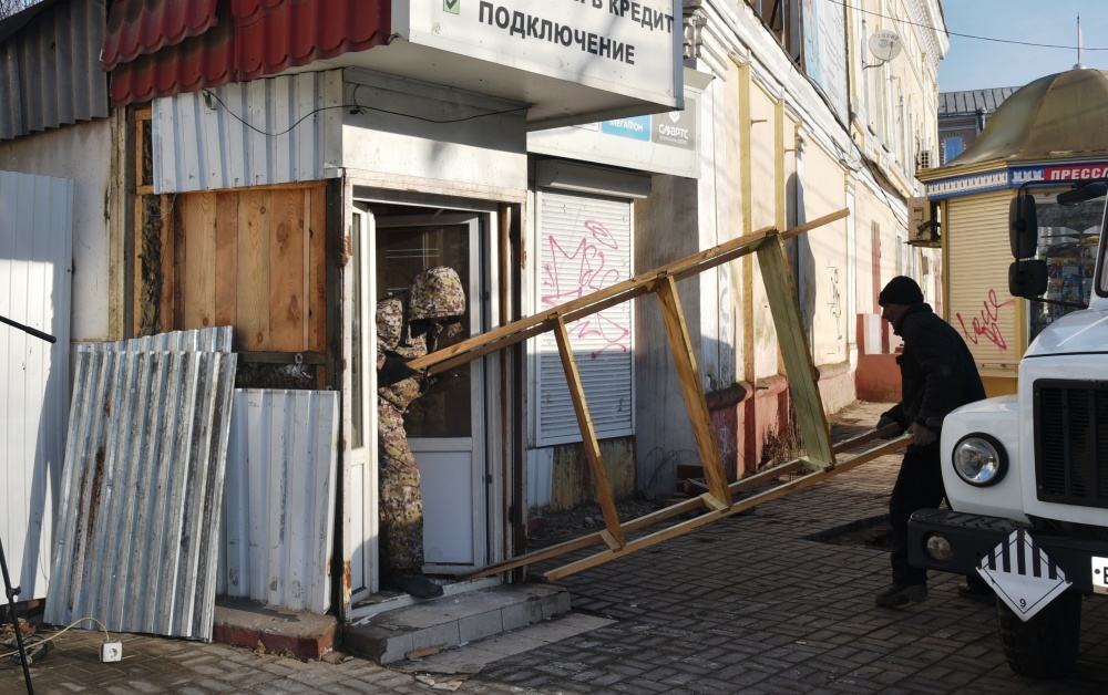 Почти как в Москве: В центре Астрахани разбирают незаконный торговый павильон