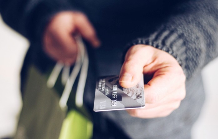 Астраханец одарил сожительницу на 60 тысяч рублей с помощью чужой банковской карты