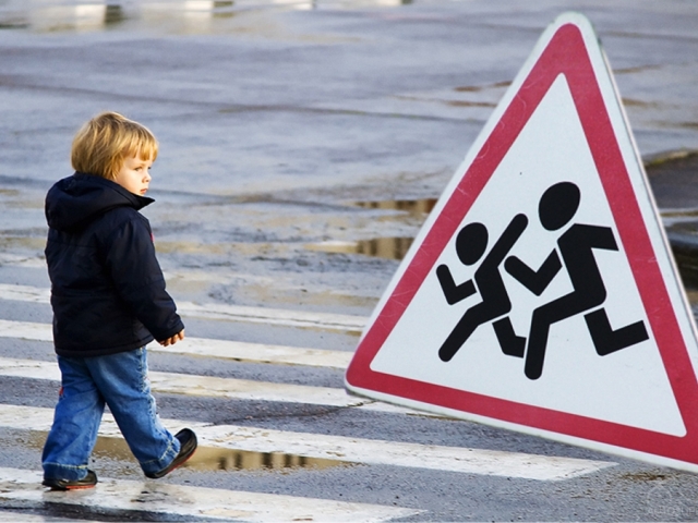  В Астраханской области 9-летняя девочка попала под машину