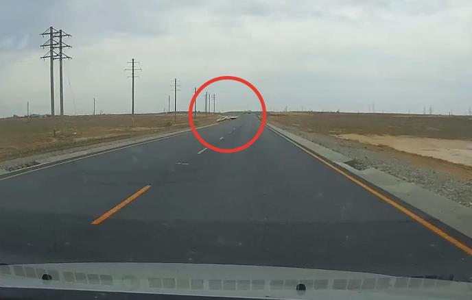 На Западной объездной трассе авто улетело в кювет из-за лопнувшего колеса