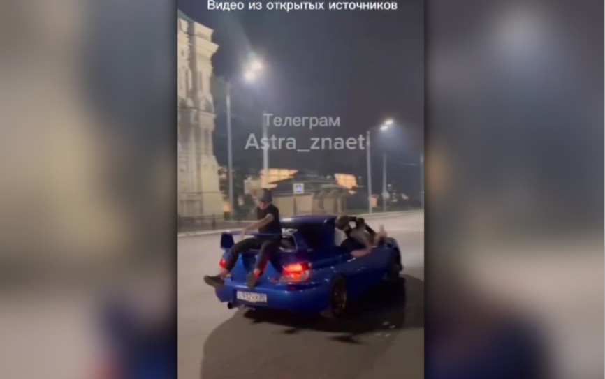 В Астрахани наказали водителя с друзьями, которые устроили перфоманс у кремля 