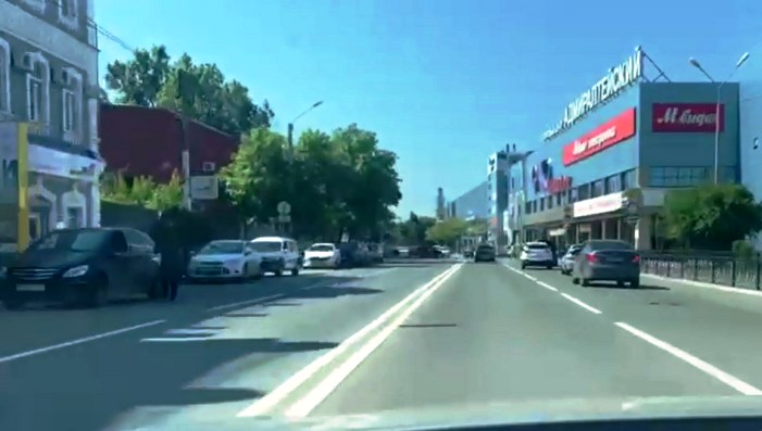 В Астрахани обновляют дорожную разметку