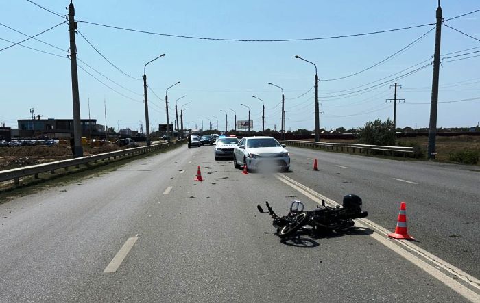 В Астрахани столкнулись мотоцикл с «Тойотой». 17-летнего водителя байка отправили в больницу