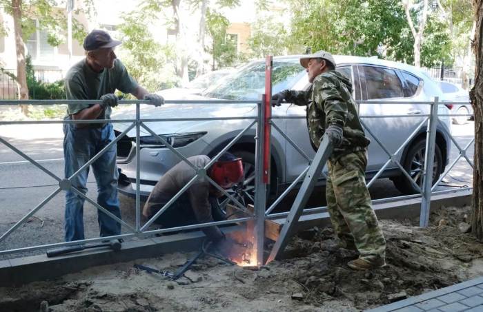 В рамках нацпроекта в Астрахани устанавливают новые леерные ограждения