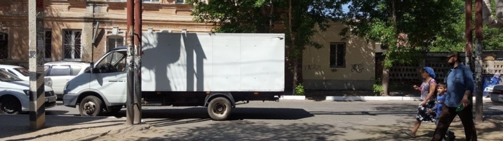 В Астрахани припарковавший грузовик перекрыл половину проезжей части