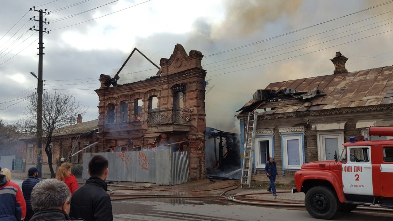 В центре Астрахани крупный пожар