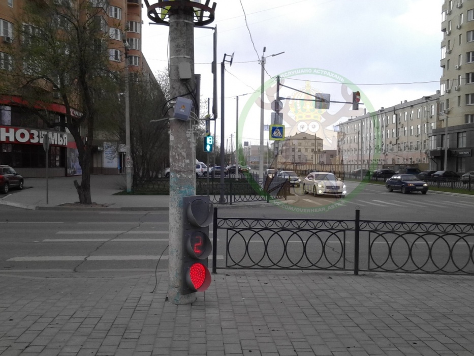 В Астрахани ветер снес светофор