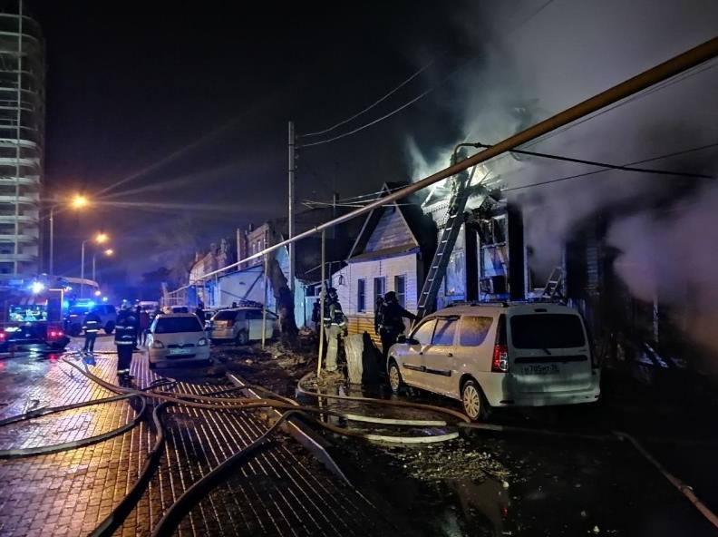 Ночной пожар рядом с набережной в Астрахани охватил два дома, есть пострадавшие
