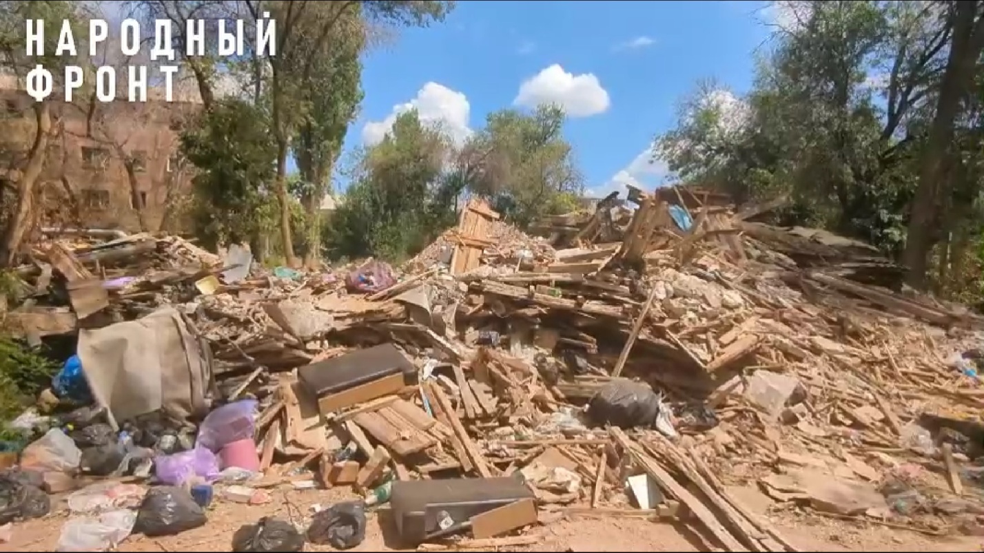 «Такого мы еще не видели»: разрушенный дом в Астрахани переродился в свалку