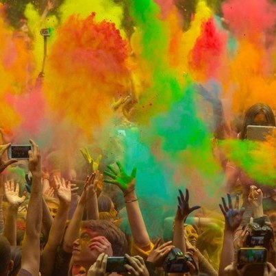 Астраханцев приглашают мазать друг друга краской