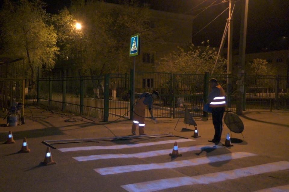 Стеклошарики помогут астраханским водителям лучше видеть "зебру"