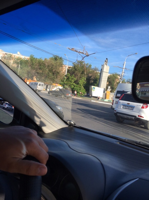 Месть астраханских троллейбусов. Упавшие провода заблокировали движение на Боевой