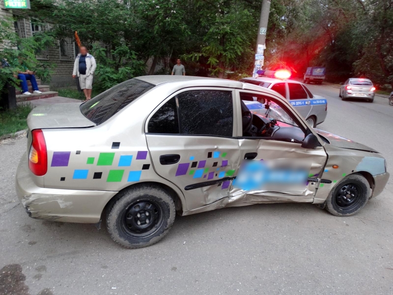 В Астрахани такси сбило школьницу на тротуаре 