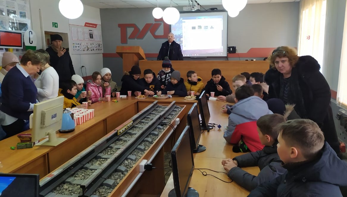 Харабалинские железнодорожники рассказали школьникам о стальной магистрали и правилах безопасности