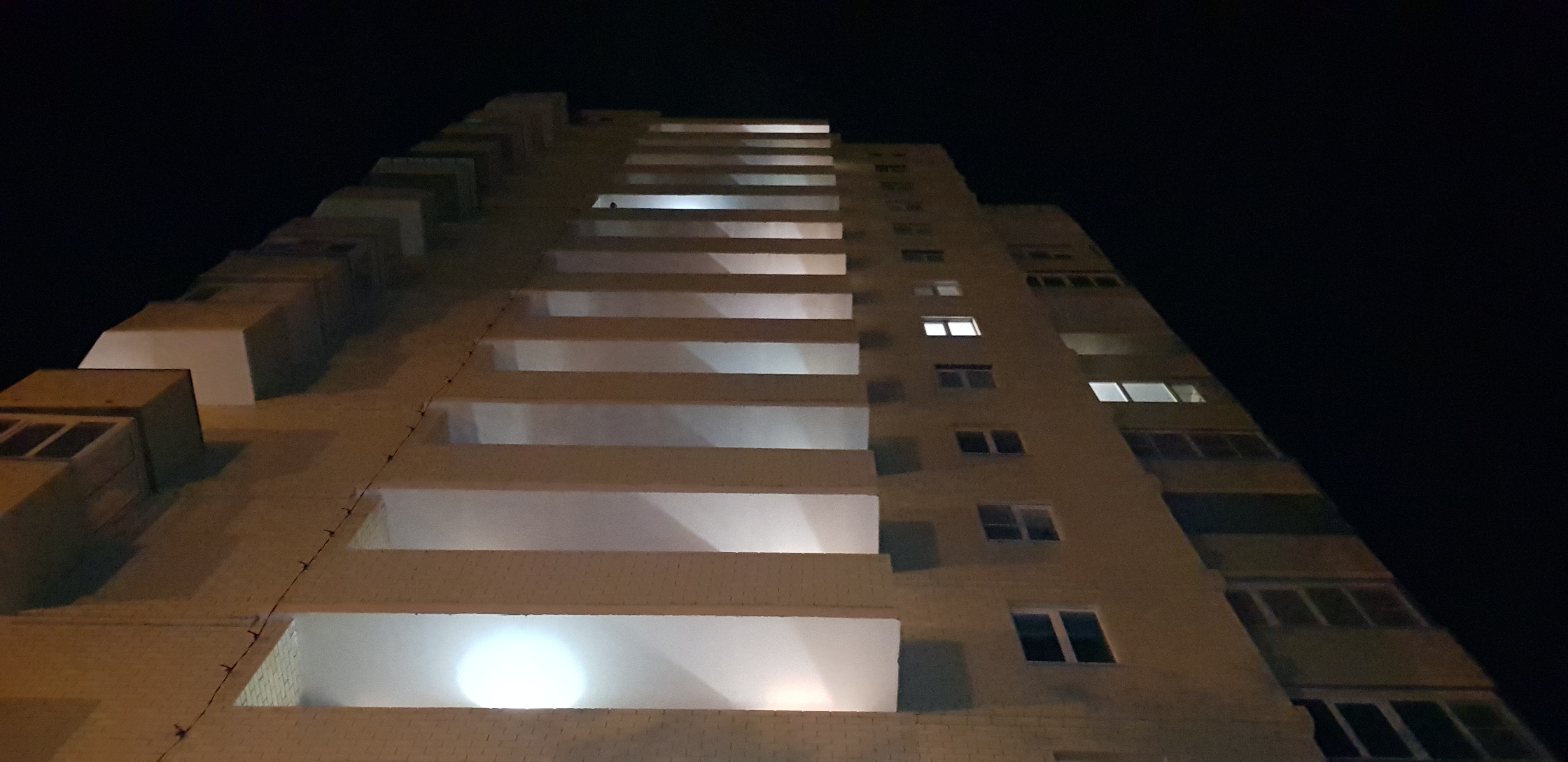 Астраханцы нашли тело 11-летнего мальчика у подъезда многоэтажки