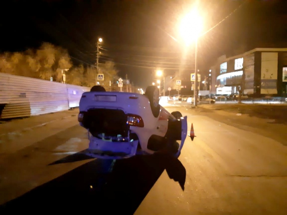 На Бакинской в Астрахани такси встало на крышу