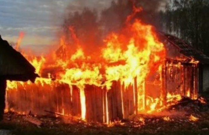 Ночью на севере Астраханской области заброшенное здание с хозпостройками тушили шесть часов