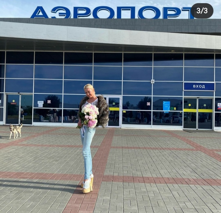 Анастасия Волочкова прилетела в знойную Астрахань в мехах