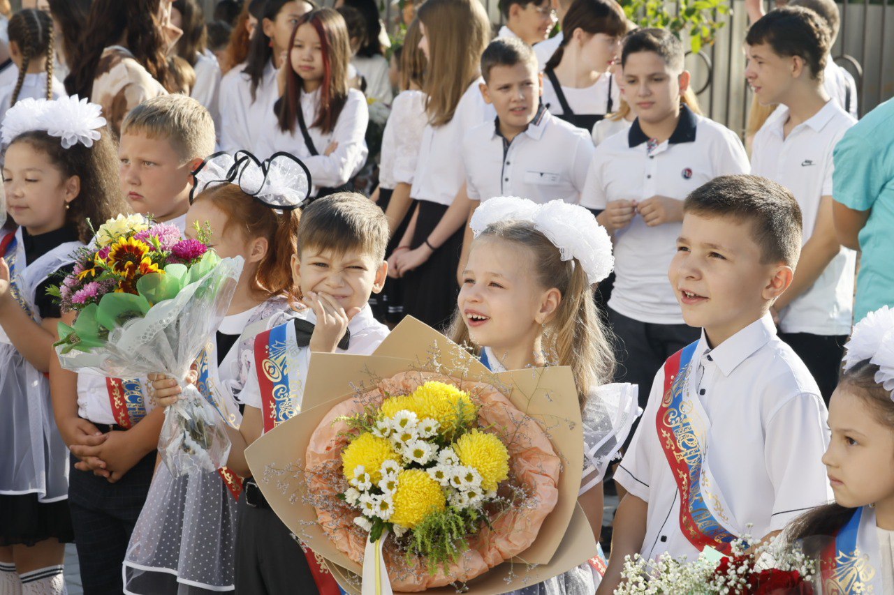 13 тысяч юных астраханцев сегодня стали первоклассниками