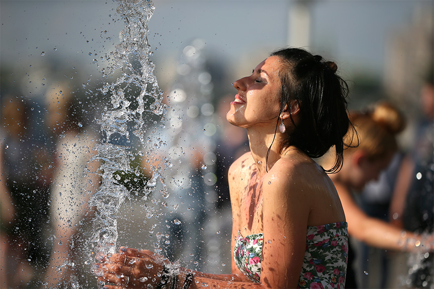 Спасатели предупреждают астраханцев о сильной жаре