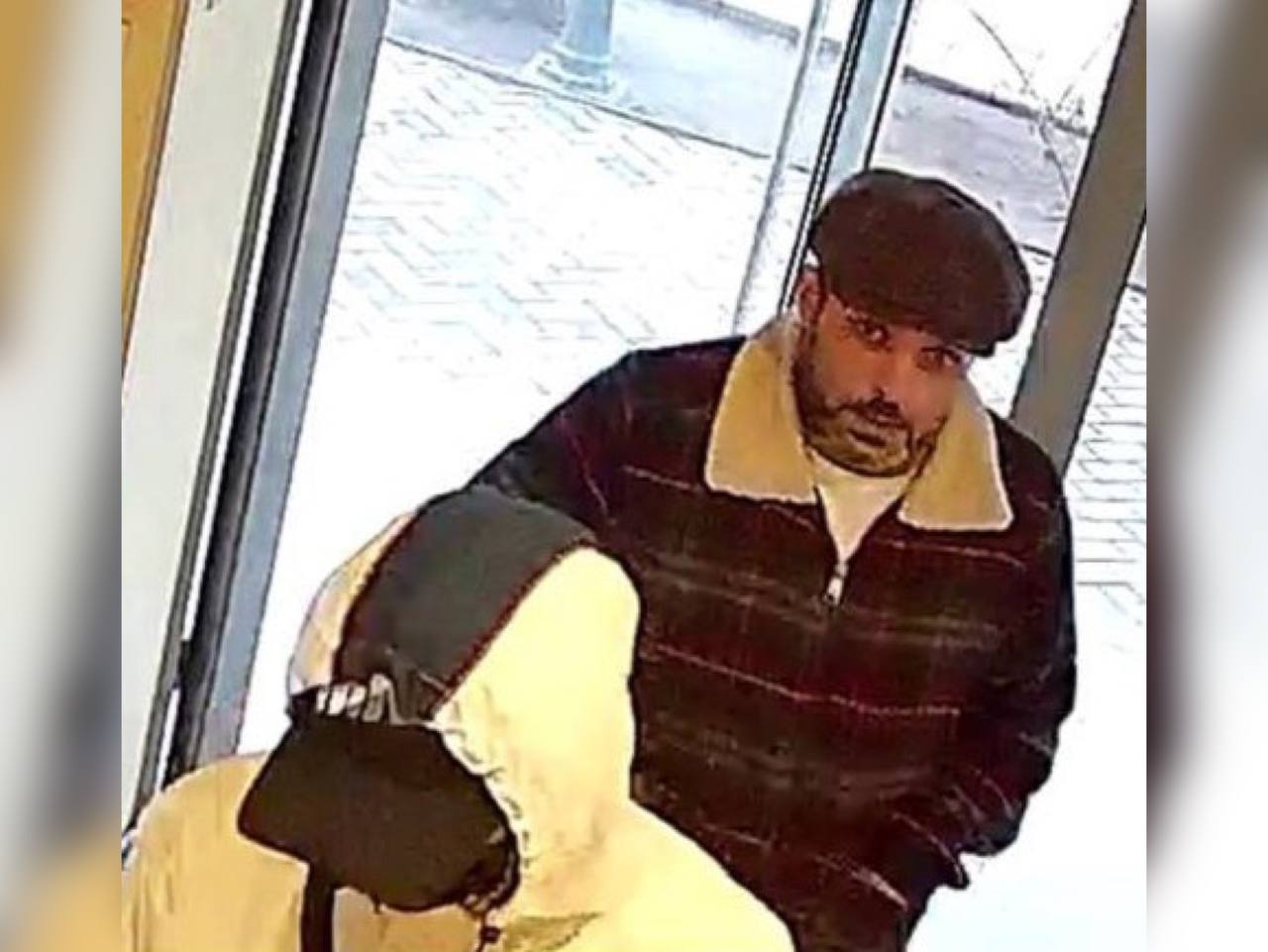 В Астрахани разыскивают вора, забравшего из банкомата чужие деньги