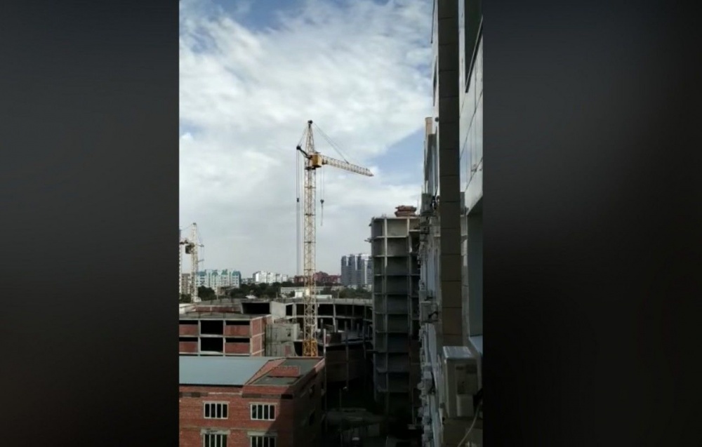 Астраханцы опасаются ЧП из-за бесхозного строительного крана